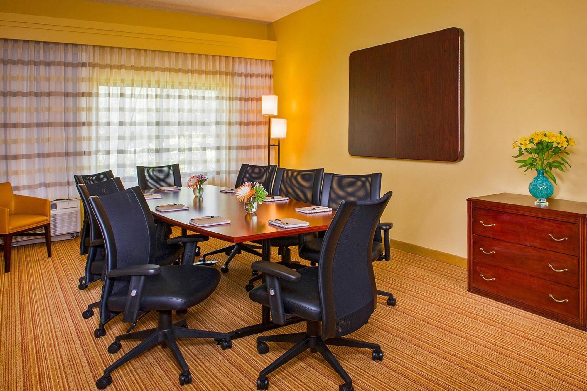 Отель Courtyard By Marriott North Charleston Airport Coliseum Экстерьер фото